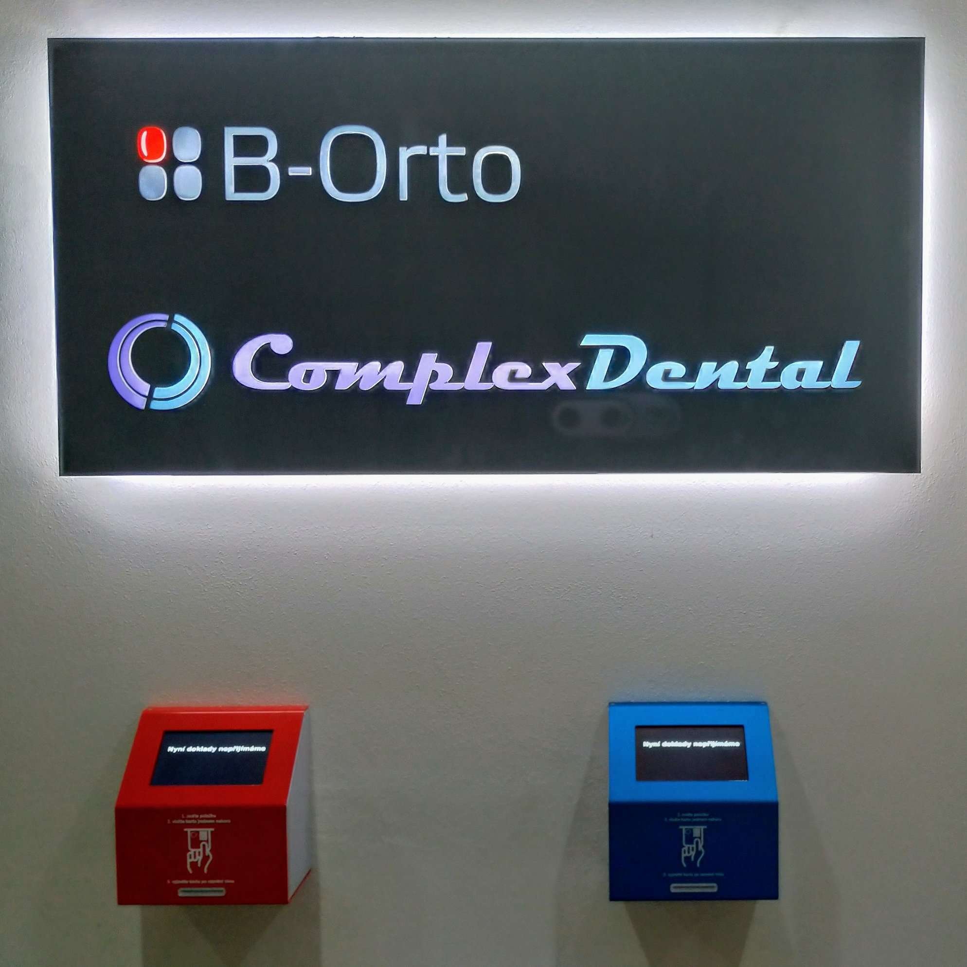 Registrační kiosky v čekárně B-Orto